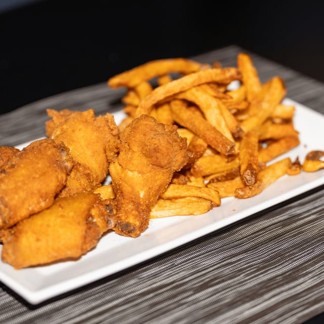 5 Wings with a side of our Seasoned hand-cut Fries.